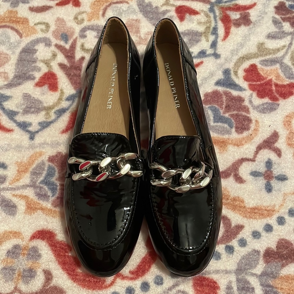 DONALD PLINER NOLIN CHAIN LOAFER FLATS